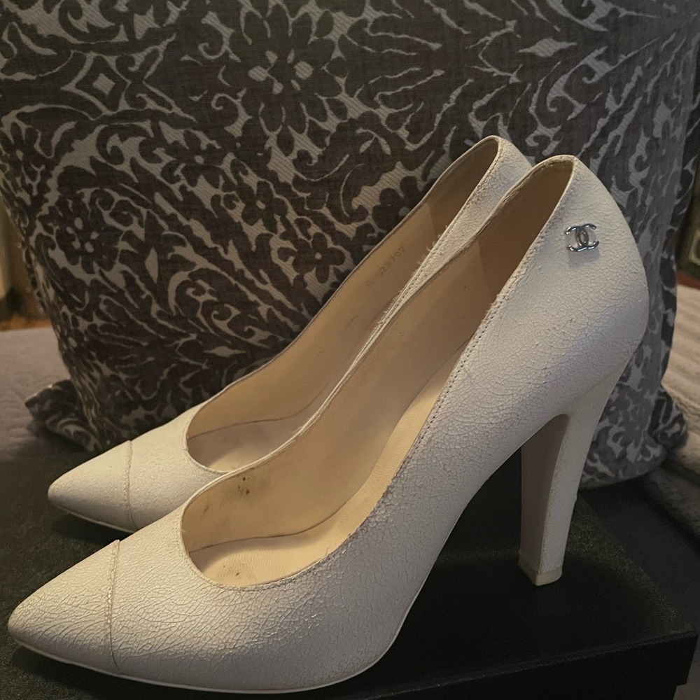 CHANEL WHITE CRACKLED LEATHER SHOES SIZE 40